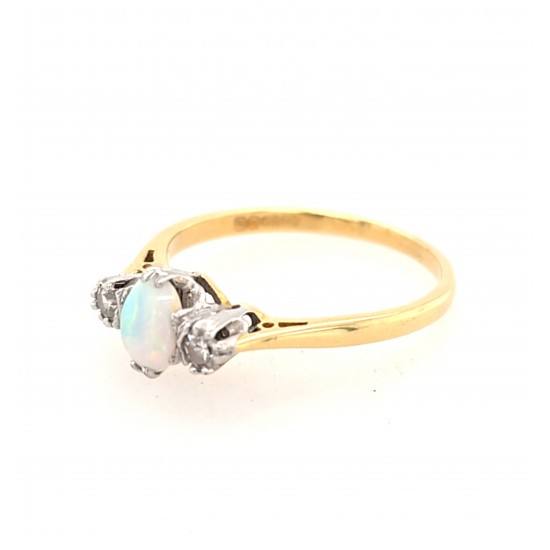 Pre Owned 18ct Opal and Diamond Ring ZX965